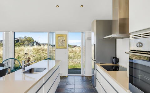 Darla - 375M from the Sea: Küche, Countertop, Flooring, Küchengerät, Interior Design, Cabinetry, Decke, Fussboden, Zuhause, Möbel
