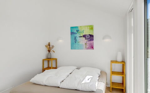 Darla - 375M from the Sea: Möbel, Interior Design, Bett, Schlafzimmer, Wand, Fussboden, Holz, Flooring, Zimmer, Bettdecke