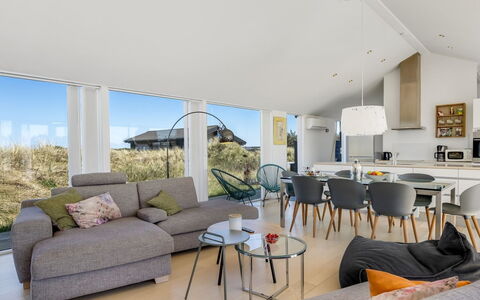 Darla - 375M from the Sea: Interior Design, Couch, Flooring, Decke, Möbel, Fussboden, Wohnzimmer, Zimmer, Zuhause