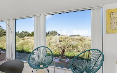 Darla - 375M from the Sea: Möbel, Interior Design, Fussboden, Stuhl, Zuhause, Glas, Küche & Esszimmer Tisch, Schatten, Wohnzimmer, Zimmerpflanze