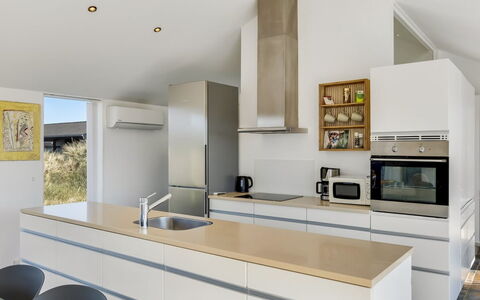 Darla - 375M from the Sea: Küche, Countertop, Interior Design, Küchengerät, Flooring, Cabinetry, Möbel, Decke, Holz, Haushaltsgerät