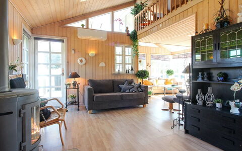 Bjari - 850M from the Sea: Wohngebiet, Dach, Vorort, Auffahrt, Estate, Kamin
