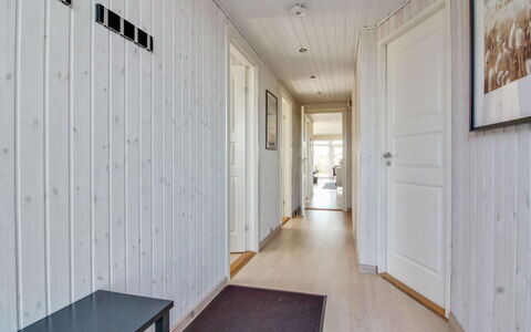 Minza - 250M from the Sea: Wohngebiet, Strauch, Haus, Zuhause, Garten, Estate, Schatten, Landscaping, Rasen