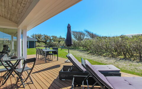 Minza - 250M from the Sea: Wohngebiet, Strauch, Haus, Zuhause, Garten, Estate, Schatten, Landscaping, Rasen