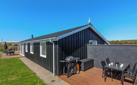 Minza - 250M from the Sea: Wohngebiet, Strauch, Haus, Zuhause, Garten, Estate, Schatten, Landscaping, Rasen