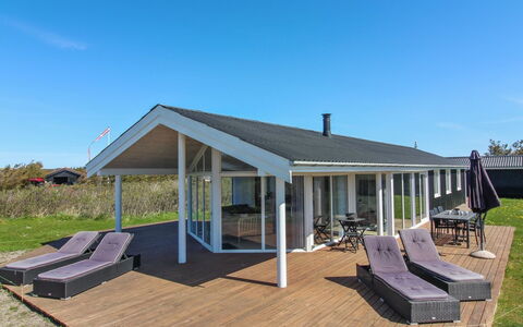 Minza - 250M from the Sea: Wohngebiet, Strauch, Haus, Zuhause, Garten, Estate, Schatten, Landscaping, Rasen