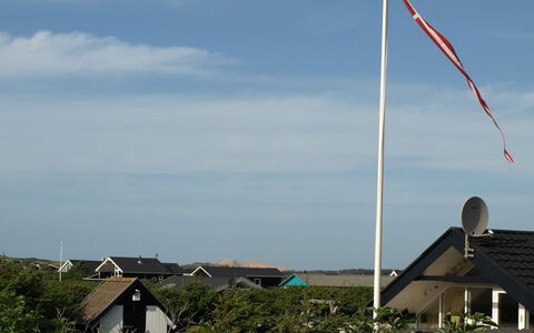 Minza - 250M from the Sea: Wohngebiet, Strauch, Haus, Zuhause, Garten, Estate, Schatten, Landscaping, Rasen