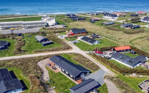 Minza - 250M from the Sea: Wohngebiet, Strauch, Haus, Zuhause, Garten, Estate, Schatten, Landscaping, Rasen
