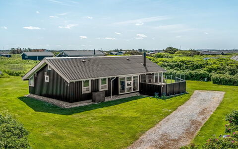 Sina - 300M from the Sea: Haus, Zuhause, Tür, Dach, Hütte, Estate, Garten, Schatten, Abstellgleis, Garten