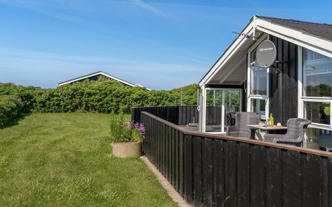 Sina - 300M from the Sea: Haus, Zuhause, Tür, Dach, Hütte, Estate, Garten, Schatten, Abstellgleis, Garten