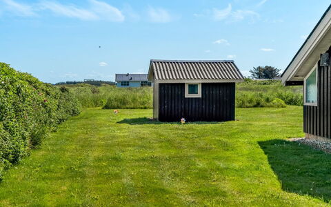 Sina - 300M from the Sea: Haus, Zuhause, Tür, Dach, Hütte, Estate, Garten, Schatten, Abstellgleis, Garten