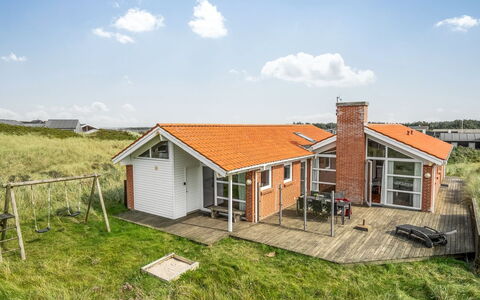 Broder - 150M from the Sea: Haus, Zuhause, Tür, Dach, Hütte, Estate, Garten, Schatten, Abstellgleis, Garten