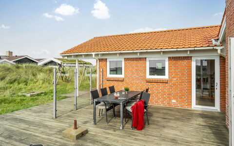 Broder - 150M from the Sea: Haus, Zuhause, Tür, Dach, Hütte, Estate, Garten, Schatten, Abstellgleis, Garten