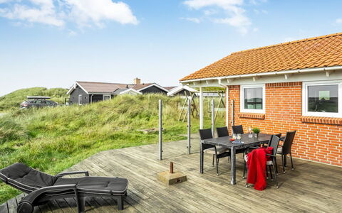 Broder - 150M from the Sea: Haus, Zuhause, Tür, Dach, Hütte, Estate, Garten, Schatten, Abstellgleis, Garten