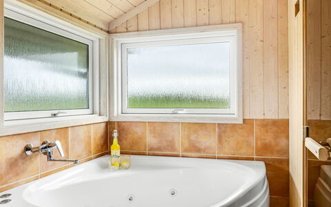 Kiran - 200M from the Sea: Badewanne, Armatur, Flooring, Interior Design, Fussboden, Decke, Badezimmer, Installation, Zimmer, Zapfhahn