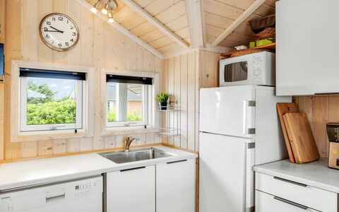 Kiran - 200M from the Sea: Holz, Küche, Küchengerät, Major Appliance, Haushaltsgerät, Zimmer, Decke, Holzbeize, Hartholz, Countertop