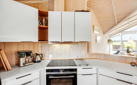 Kiran - 200M from the Sea: Küche, Countertop, Küchengerät, Cabinetry, Holz, Interior Design, Flooring, Major Appliance, Decke, Light Fixture