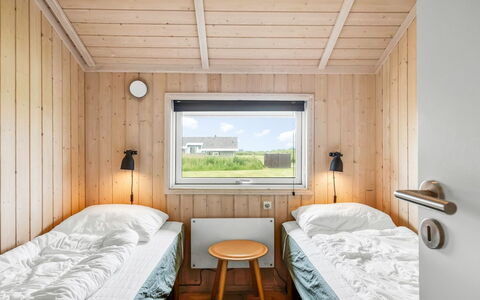 Kiran - 200M from the Sea: Holz, Schlafzimmer, Bett, Bedding, Bettrahmen, Planke, Bettdecke, Daylighting, Hartholz, Holzbeize