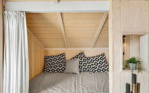 Kiran - 200M from the Sea: Holz, Interior Design, Schlafzimmer, Fussboden, Flooring, Möbel, Bett, Linens, Beleuchtung, Zuhause