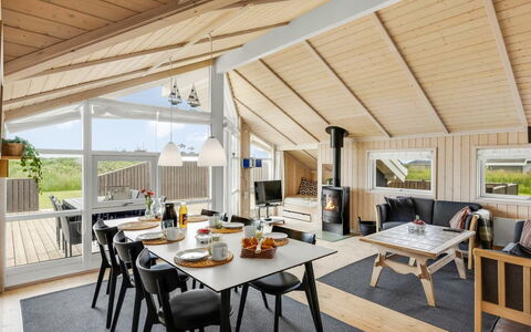 Kiran - 200M from the Sea: Holz, Hütte, Zuhause, Schatten, Hartholz, Abstellgleis, Veranda, Gartenbauten, Deck, Holz