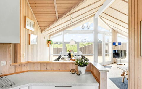 Kiran - 200M from the Sea: Holz, Decke, Interior Design, Flooring, Zuhause, Küche, Light Fixture, Zimmer, Countertop, Planke