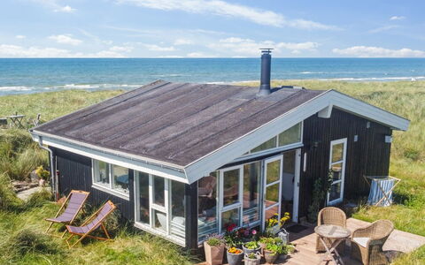 Anissa - 100M from the Sea: Decke, Flooring, Interior Design, Fussboden, Verbundwerkstoff, Möbel, Resort, Hotel, Design, Daylighting
