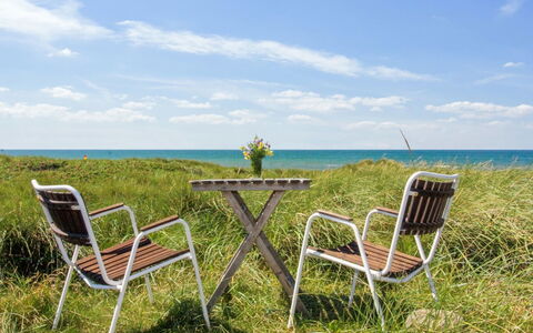 Anissa - 100M from the Sea: Decke, Flooring, Interior Design, Fussboden, Verbundwerkstoff, Möbel, Resort, Hotel, Design, Daylighting