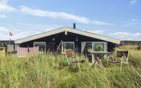Anissa - 100M from the Sea: Decke, Flooring, Interior Design, Fussboden, Verbundwerkstoff, Möbel, Resort, Hotel, Design, Daylighting