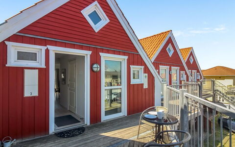 Poulsen - 200M from the Sea: Blau, Hütte, Haus, Zuhause, Bauernhaus, Estate, Abstellgleis