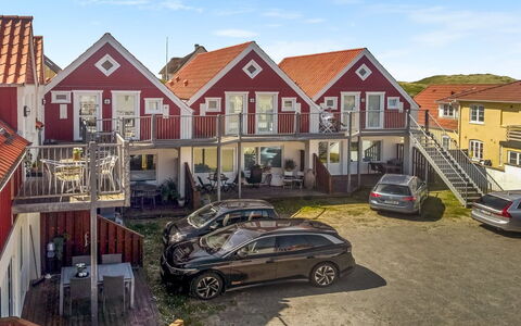 Poulsen - 200M from the Sea: Blau, Hütte, Haus, Zuhause, Bauernhaus, Estate, Abstellgleis