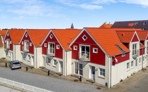 Poulsen - 200M from the Sea: Blau, Hütte, Haus, Zuhause, Bauernhaus, Estate, Abstellgleis