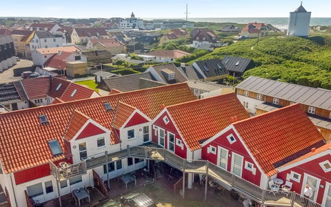 Poulsen - 200M from the Sea: Blau, Hütte, Haus, Zuhause, Bauernhaus, Estate, Abstellgleis