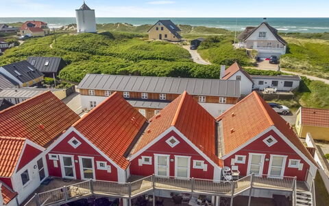 Poulsen - 200M from the Sea: Blau, Hütte, Haus, Zuhause, Bauernhaus, Estate, Abstellgleis