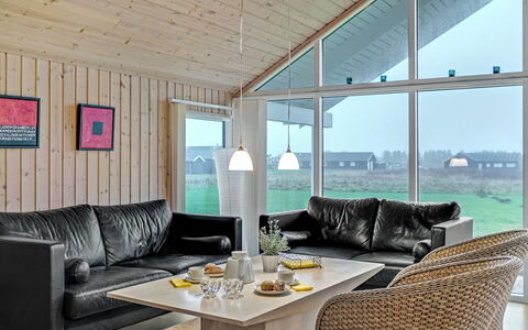 Mattis - 650M from the Sea: Möbel, Interior Design, Holz, Decke, Couch, Wohnzimmer, Zuhause, Flooring, Zimmer, Fussboden