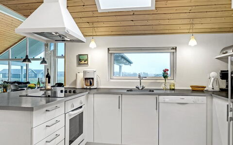 Mattis - 650M from the Sea: Küche, Countertop, Küchengerät, Decke, Major Appliance, Flooring, Light Fixture, Haushaltsgerät, Interior Design, Cabinetry
