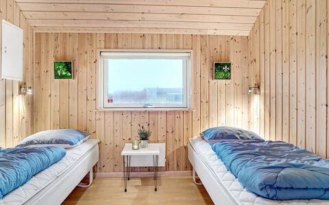 Mattis - 650M from the Sea: Holz, Schlafzimmer, Interior Design, Bett, Decke, Fussboden, Möbel, Bettdecke, Bedding, Flooring
