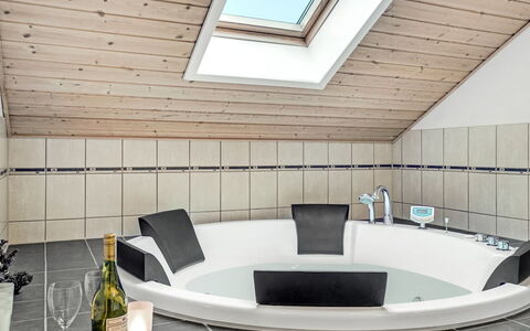 Mattis - 650M from the Sea: Armatur, Flooring, Badewanne, Interior Design, Fussboden, Installation, Badezimmer, Verbundwerkstoff, Zapfhahn