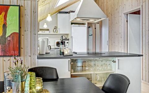 Mattis - 650M from the Sea: Küche, Möbel, Interior Design, Holz, Decke, Countertop, Light Fixture, Flooring, Küchengerät, Major Appliance