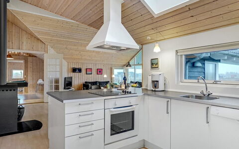 Mattis - 650M from the Sea: Küche, Küchengerät, Countertop, Holz, Decke, Major Appliance, Interior Design, Flooring, Haushaltsgerät, Cabinetry