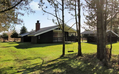 Conradine - 500M from the Sea: Wohngebiet, Dach, Vorort, Auffahrt, Estate, Kamin