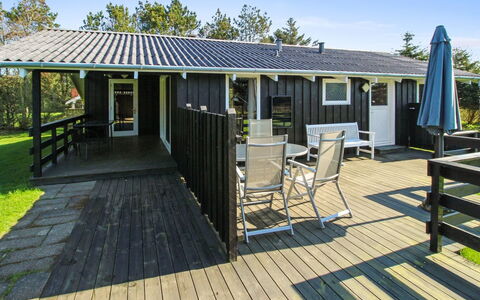 Conradine - 500M from the Sea: Wohngebiet, Dach, Vorort, Auffahrt, Estate, Kamin