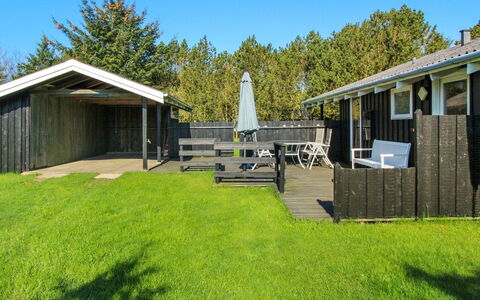 Conradine - 500M from the Sea: Wohngebiet, Dach, Vorort, Auffahrt, Estate, Kamin