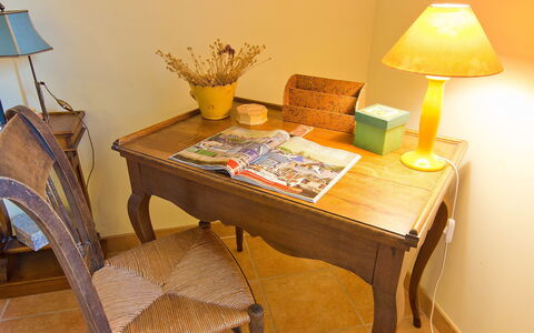 Les Cotes: Möbel, Zimmer, Tabelle, Schreibtisch, End Table, Gelb, Interior Design, Eigentum, Stuhl, Kaffetisch