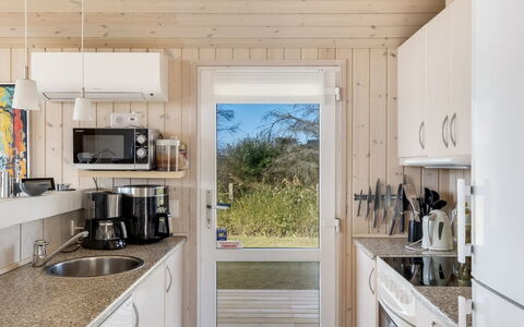 Söhnke - 400M from the Sea: Holz, Flooring, Fussboden, Küche, Interior Design, Major Appliance, Zuhause, Küchengerät, Möbel, Countertop