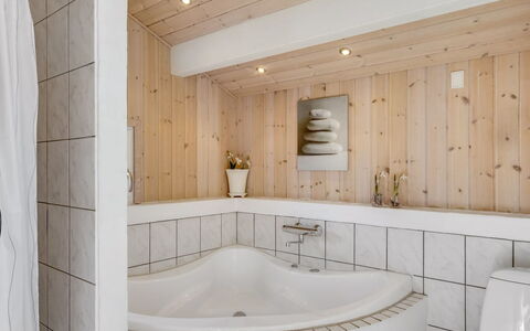 Söhnke - 400M from the Sea: Interior Design, Flooring, Wand, Fussboden, Holz, Decke, Armatur, Badezimmer, Zimmer, Beleuchtung
