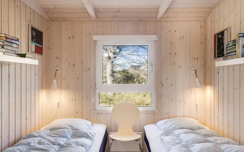Söhnke - 400M from the Sea: Schlafzimmer, Holz, Bett, Interior Design, Bettdecke, Decke, Bedding, Zuhause, Fussboden, Bettrahmen