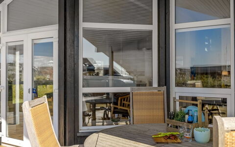 Söhnke - 400M from the Sea: Holz, Möbel, Interior Design, Stuhl, Glas, Schatten, Gartenmöbel, Veranda, Hartholz, Holzbeize