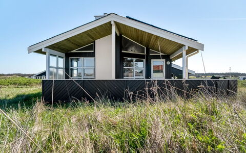 Ralf - 300M from the Sea: Gebäude, Haus, Holz, Zuhause, Dach, Hütte, Wohngebiet, Strauch, Die Architektur