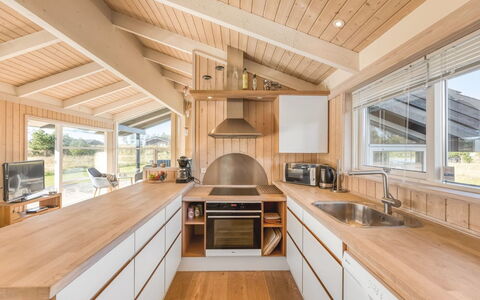 Asol - 650M from the Sea: Holz, Flooring, Interior Design, Decke, Küche, Fussboden, Countertop, Hartholz, Cabinetry, Holzbeize