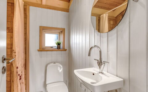Asol - 650M from the Sea: Holz, Armatur, Flooring, Interior Design, Fussboden, Badezimmer, Bad Sink, Zimmer, Installation, Zapfhahn